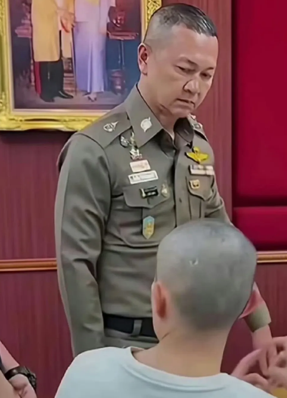 看看这个泰国警方高官的态度，救王星不是情愿的？