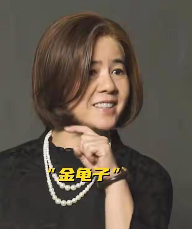 57岁金龟子换发型，气质大变女儿都认不出