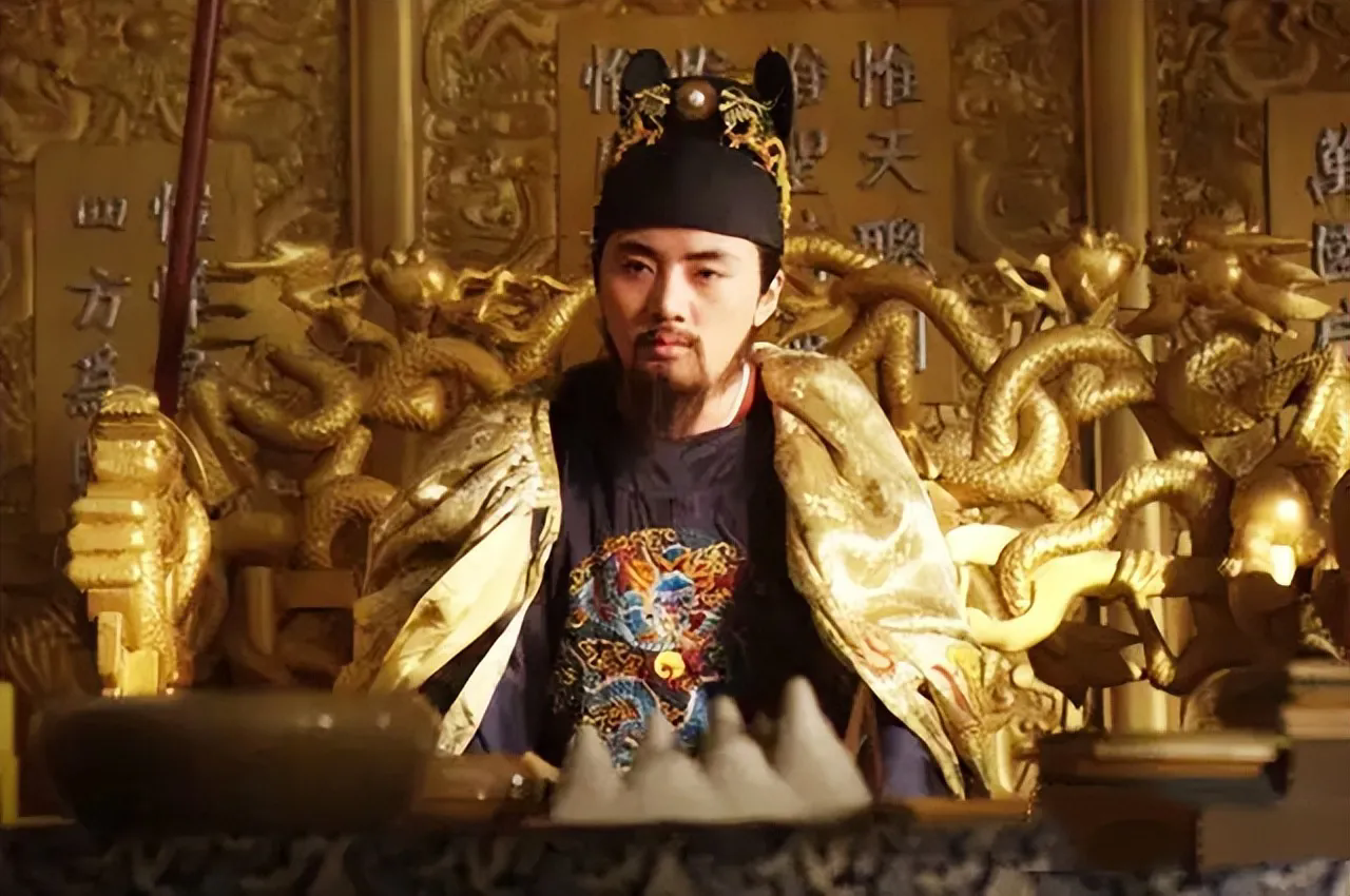 天启死之前，召崇祯入宫，拉着崇祯的手说，“吾弟当为尧舜”。吓得崇祯冷汗直流，很久