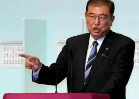 石破茂访美回国后，身上象打了鸡血似的，在美期间就南海，钓鱼岛，台海等问题说三道四