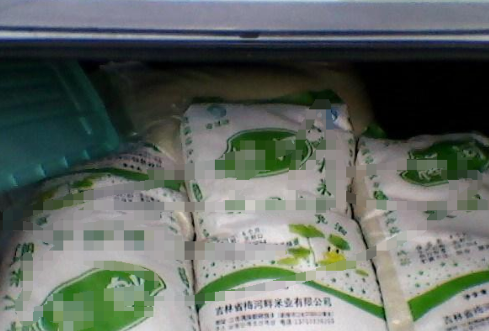 谁的责任？吉林，某爱心企业给村民发放50斤大米，女子得到消息后，独自来到村委领取