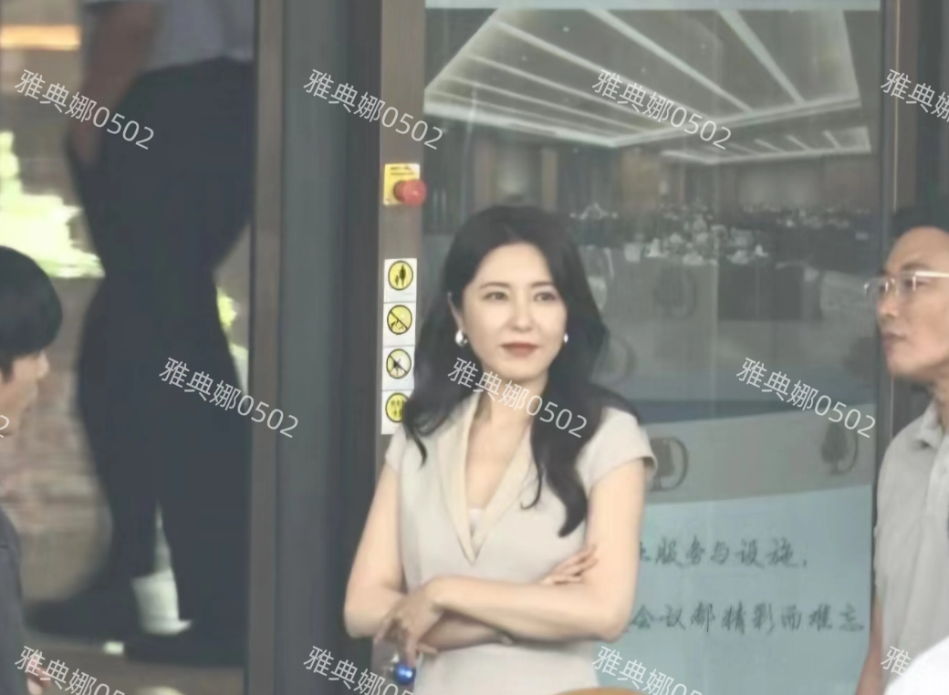 成都偶遇曾黎拍戏，虽然她不年轻了但大美女的底还在，大高个大长腿大波浪，身段窈窕体