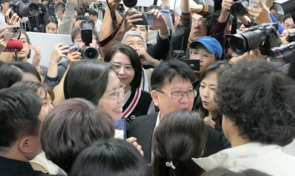 全力阻挡赖清德惊天大阴谋，台湾“立法院”今天再次爆发冲突！因为国民党提案修改“选