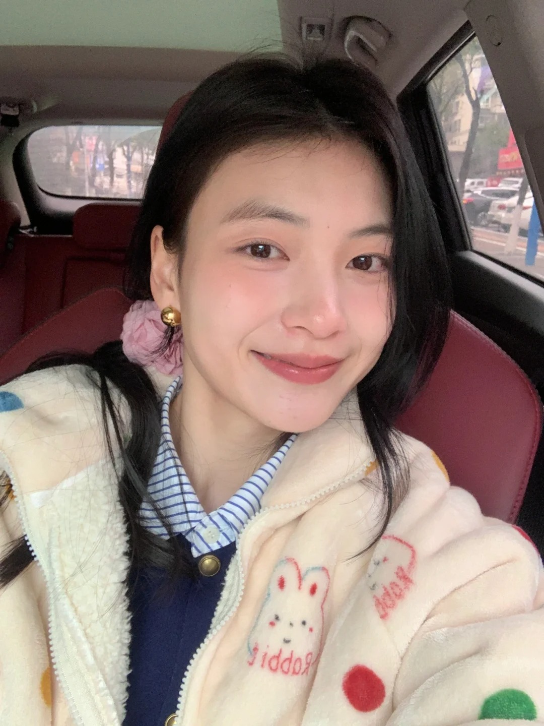 我的韩系金球耳环真的好好看！
粉底：阿玛尼蓝瓶
腮红：浮汀06➕rc多用棒（临落