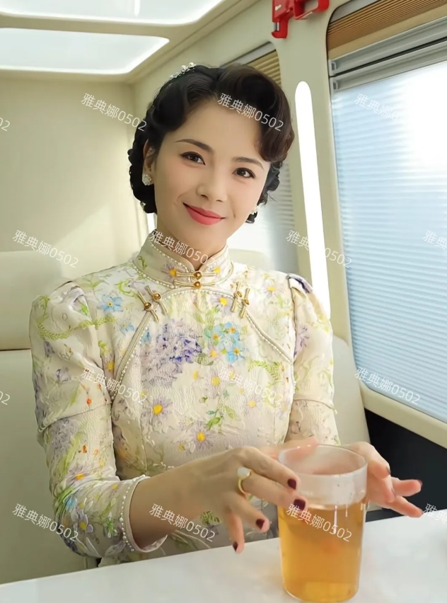 刘涛新剧的造型很适合她，旗袍勾勒出她婀娜的身姿，盘发尽显她温柔的气质，眉目如画秀