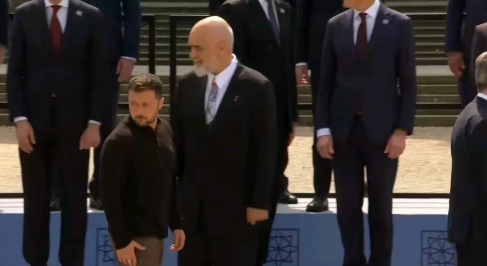 🇺🇦泽连斯基20日接受BBC采访，对记者问他什么时候卸任乌克兰总统，泽连斯基