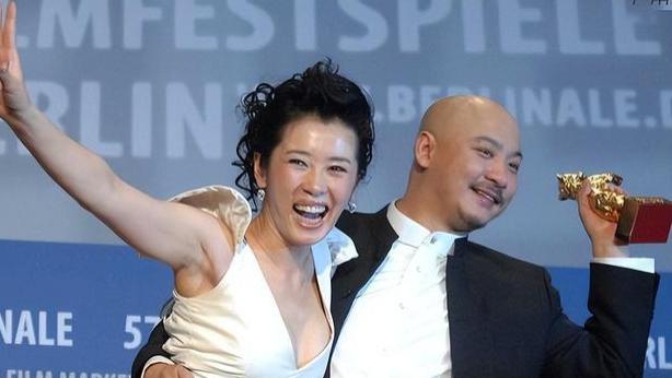 48岁影后余男官宣结婚，想体验家庭主妇，曾痴恋王全安10年无果