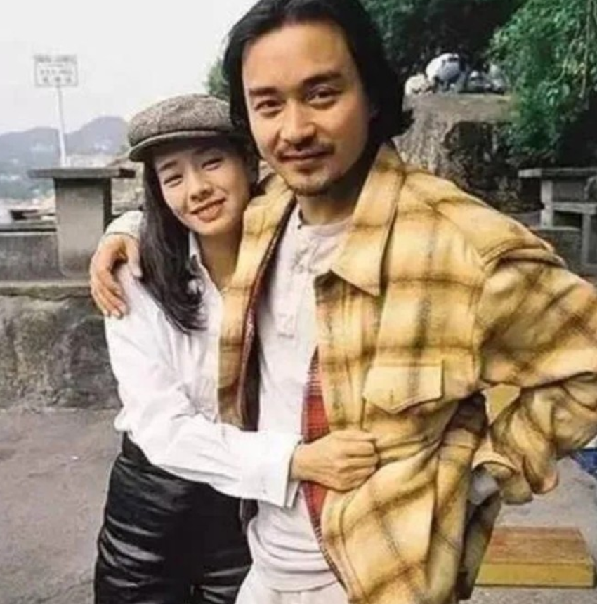 2003年，张国荣在离世之前，约了前女友毛舜筠出来喝茶。分别的时候，张国荣握着毛
