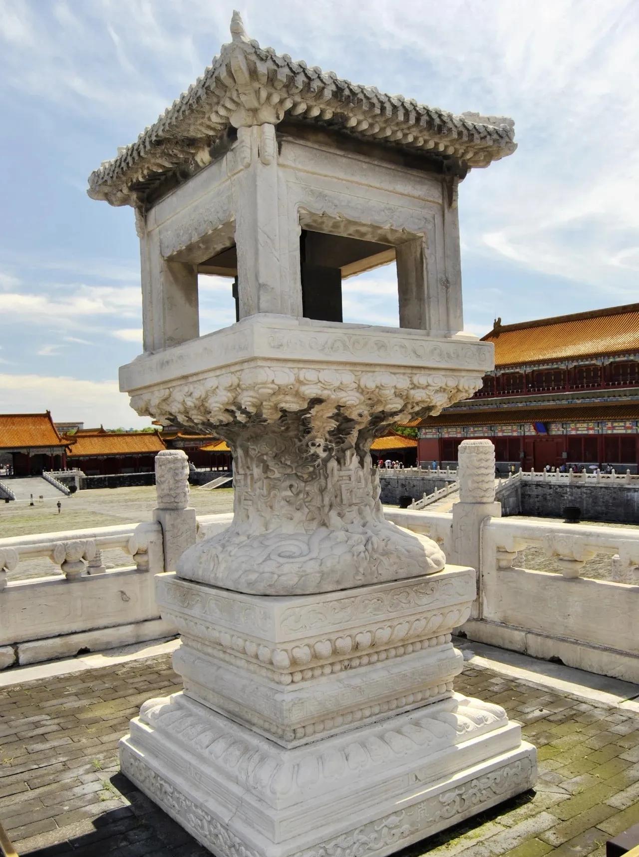 嘉量为我国古代的标准量器，位于太和殿丹陛之右，方形，浑体铜鎏金，置于单檐歇山式汉