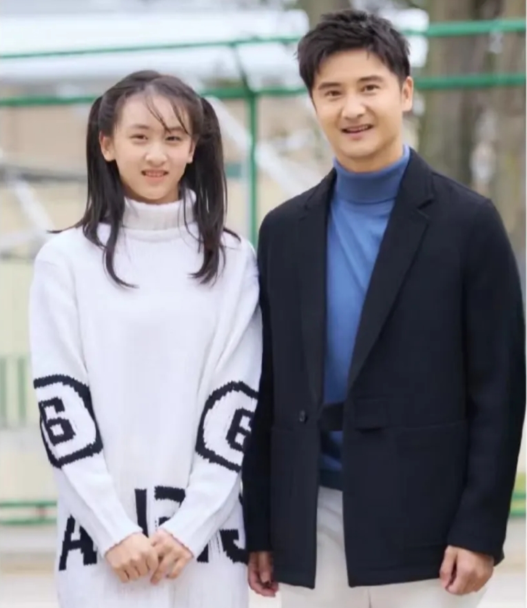 离大谱了，明星的女儿过的还不如普通人家的孩子。
森碟的下巴都后缩这样了，田亮叶一