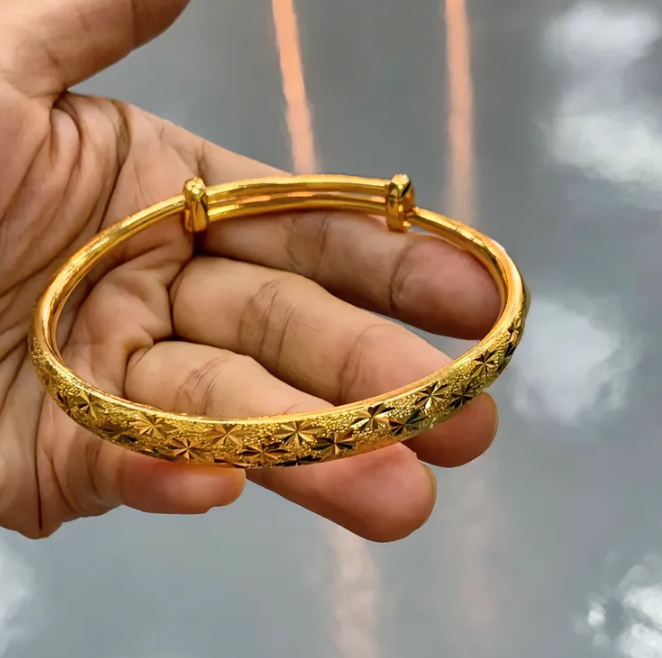 我妈的金镯子，被我爸拿去给奶奶戴上了？

奶奶说不要不要，爸说这就是儿媳妇给你的