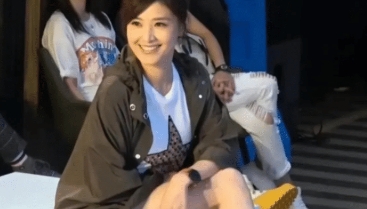 这个女士已经54岁了，但外表看起来和24岁左右的女孩没什么两样，她被人们称为“冷
