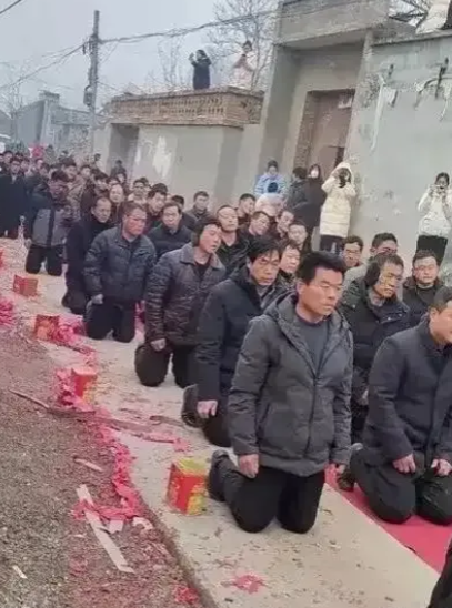 中国北方的宗族观念，在大型收割机进入麦田的那一刻，就开始瓦解了

再加上三十年的