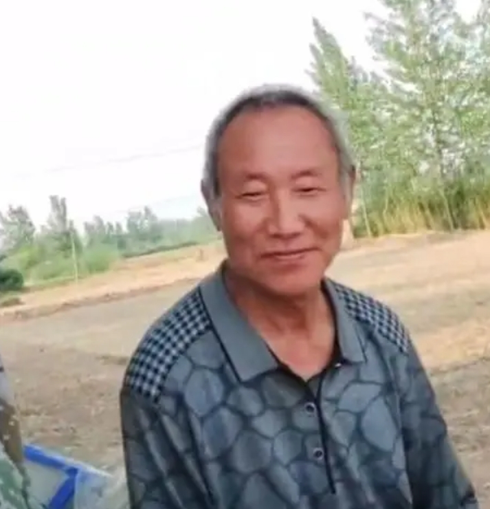 姜萍的父亲露面了，老人家是在江苏打工的一名普通农民工。

镜头之中的他一看就知道
