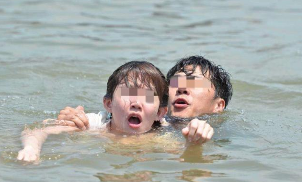 “是你害我染上了梅毒！”2002年，湖北一女子不幸落水，被人救起后不久，竟上门质
