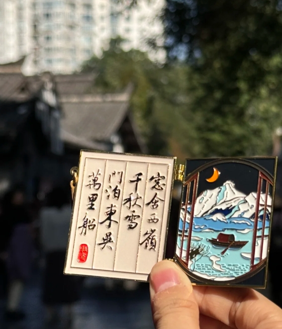 来成都花的最值的一笔，后悔没有多带两个回来……