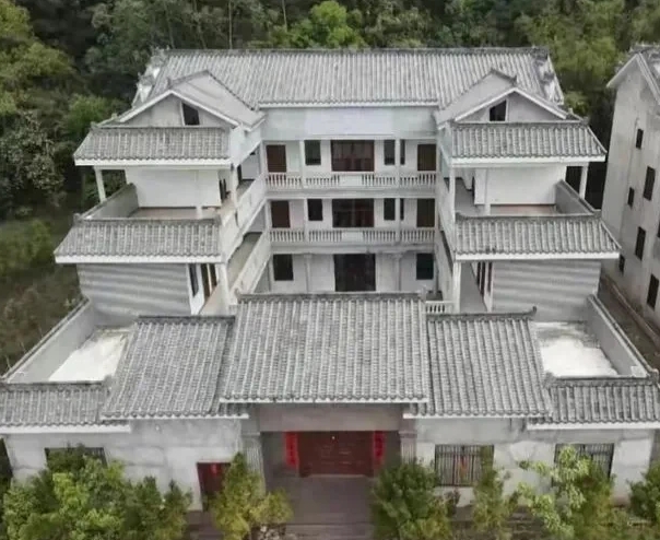 到现在都不知道主人是谁，无人认领！被人遗弃的两栋楼房，你说奇不奇怪？