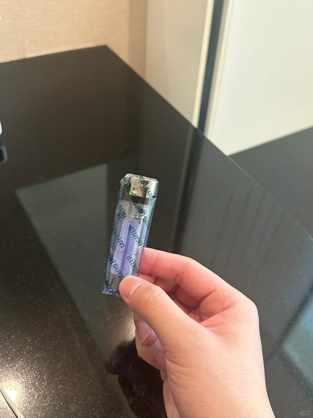 不是 曼谷酒店你怎么敢的
订了个🉑吸烟房 发现没打火机 就叫客房服务送了个火机