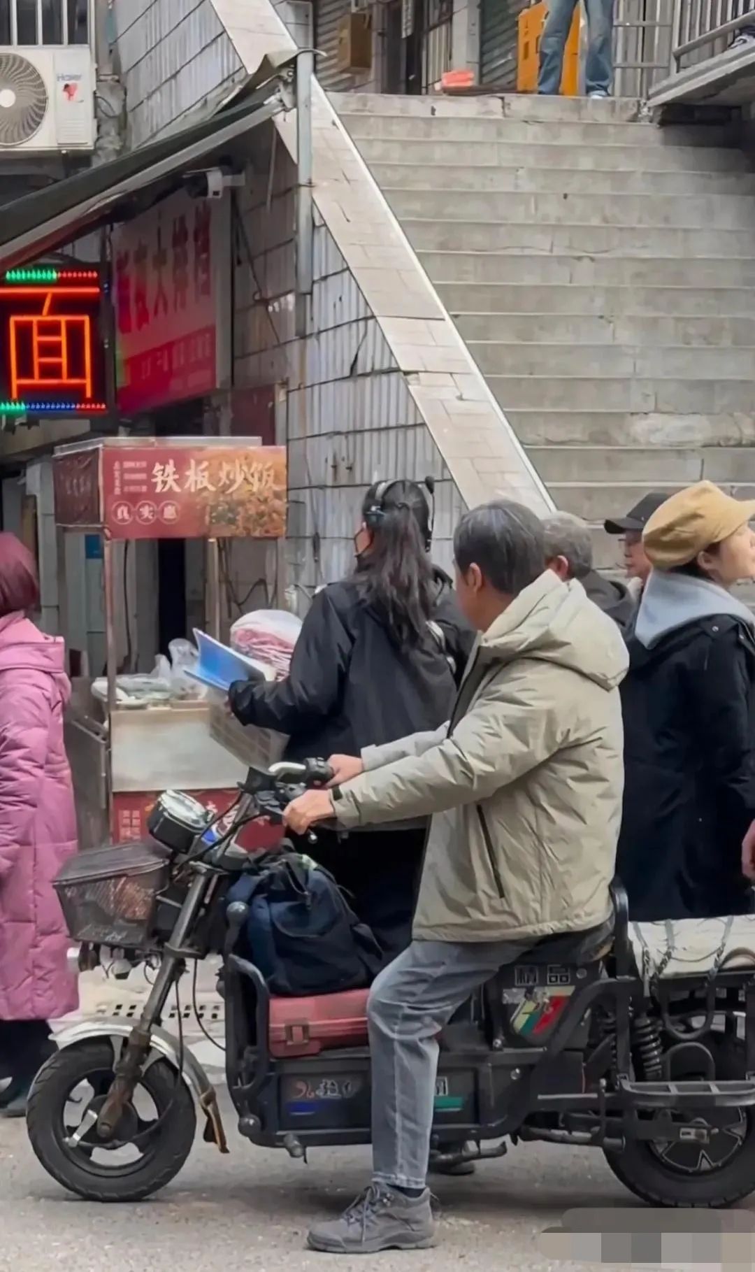 著名表演艺术家、知名老戏骨张国立，70岁沦落成摩的佬了，骑车动作娴熟，在大街小巷