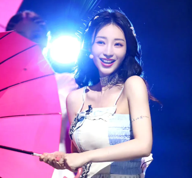 柳岩姐姐最近真的是太美了，这要是放在城市的相亲角，绝对抢手