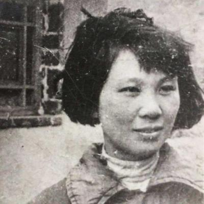 1975年，重庆老农在山里发现了一具女尸，还戴着手铐，他当即就报警了。警方通过后