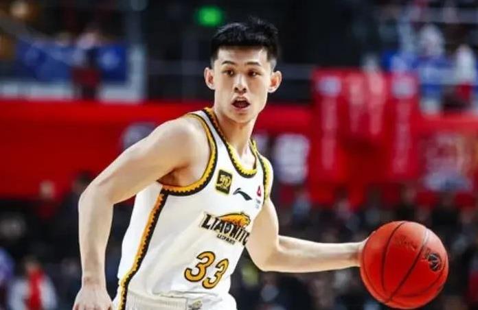 王岚嵚状态那么好，在杨鸣手下只配打12分钟，打青岛4中3拿7分，假如把鄢手骐出场