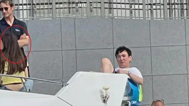 王思聪于日本租用游艇出海，跷着二郎腿神情傲娇，身边女伴变为外国美女