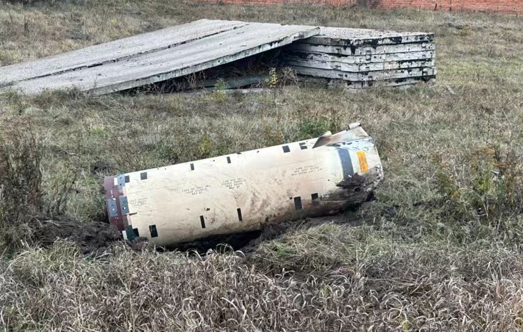 俄罗斯军队展示了乌军打来的ATACMS战术导弹残骸，看起来也不是什么新产品，估计