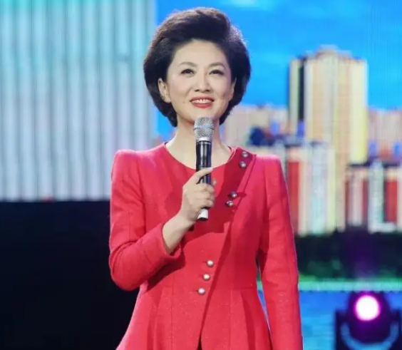 知名主持人海霞再添新身份！据消息，海霞已任河南省政协委员。作为河南郑州人，海霞曾