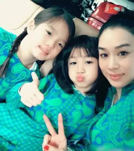 家人们，有人在飞机上偶遇钟丽缇和她女儿啦，她们正飞往北京！看到小女儿Janden