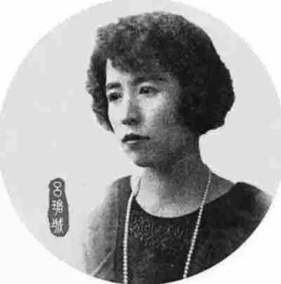 1901年，18岁的吕碧城想要跟舅舅秘书的夫人去天津读女子学校，于是去问舅舅，谁