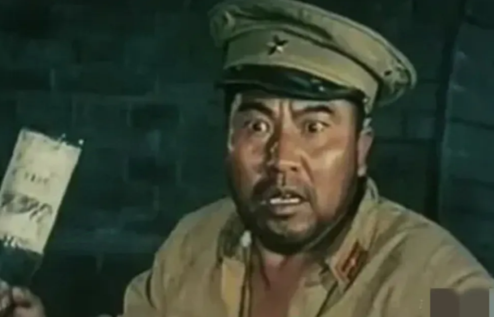 在重拍的故事片《平原游击队》里，那个守炮楼的伪军小队长是这样的:不修边幅，胡子拉