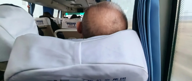 煎熬啊，我听了一路的呼噜声，看了1个多小时的男人的大光头[捂脸]今天坐通勤车回家