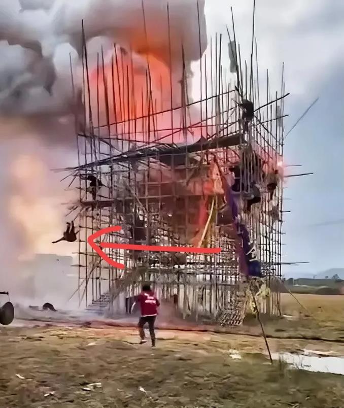 多人从爆燃的10米高台坠落！民俗为何成民患？警方介入调查。
2月13日，农历正月