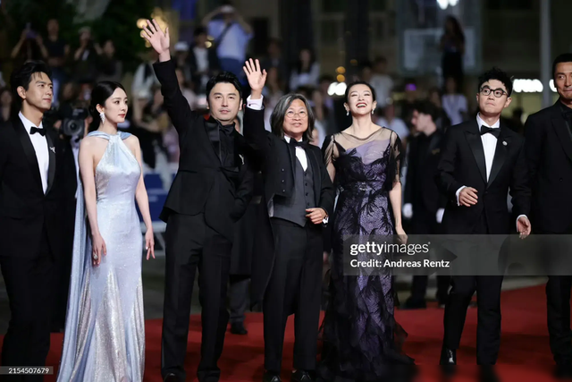 戛纳红毯-42岁章子怡杀疯了!清场、介绍、官方镜头全有,不愧巨星(章子怡戛纳募捐)-第2张图片-九妖电影 戛纳红毯-42岁章子怡杀疯了!清场、介绍、官方镜头全有,不愧巨星(章子怡戛纳募捐)-第2张图片-九妖电影