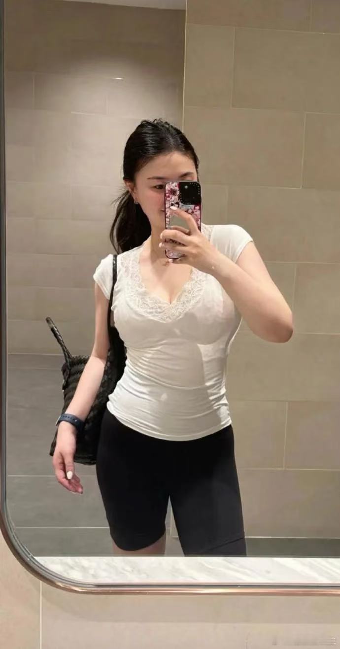 怎么感觉穿裙子会显得更有料呢哈哈哈
