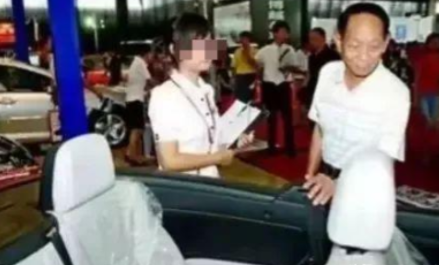 2008年，袁隆平参加活动时被一辆68.8万的敞篷车吸引，忍不住摸了一把，就这么