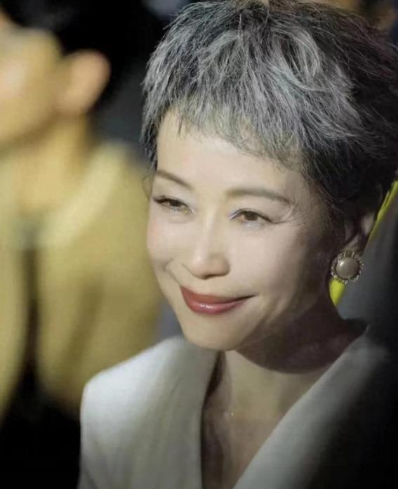 叶童作为知名演员，曾以许仙一角深入人心。近日，61岁的她现身香港。只见其身材消瘦