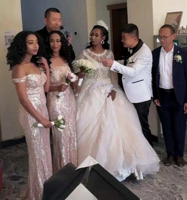 四川广元小伙熊二，娶了一个埃塞俄比亚的黑人美女，在当地引起了轰动。这熊二戴一副眼