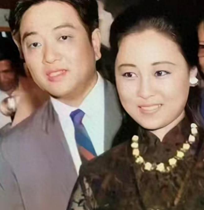 如果平的孩子没和琼瑶在一起生活过，一直没有联系，不去吊唁也属正常 。
 
问题是