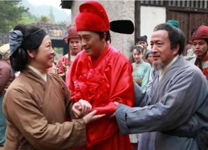 朱元璋的这个决策确实充满了矛盾与悲剧色彩。他深知国家需要强力的法治和惩治腐败，以