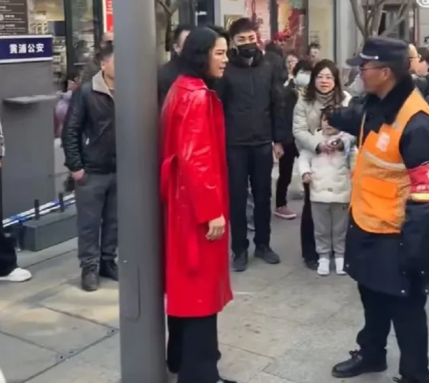 向佐尴尬了！向佐近日一身红色皮衣亮相上海街头，给路人派发免费红包，本想来个亲民互