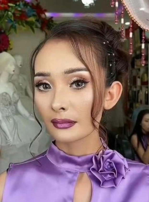 杨幂化了浓妆后像个印度人，非常惊艳漂亮。有人说这不是杨幂，是不是杨幂看看鼻子就知