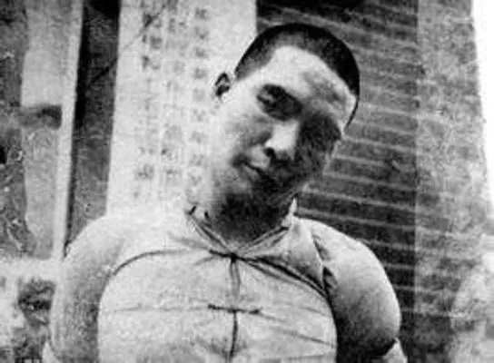 1950年，重庆大妈外出买菜，发现一个菜贩子口音有问题，便与他闲聊。买完菜后，她