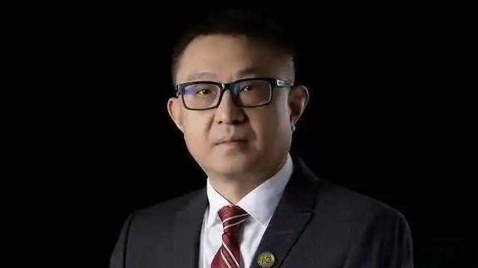 张核子，这个名字一提起，许多人就会立刻想到那些令人愤慨的核酸检测丑闻。然而，谁能