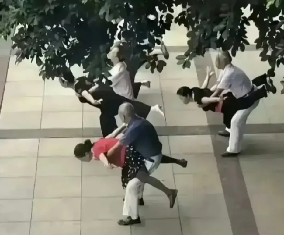 坐公交地铁的时候记得给大爷大妈让座