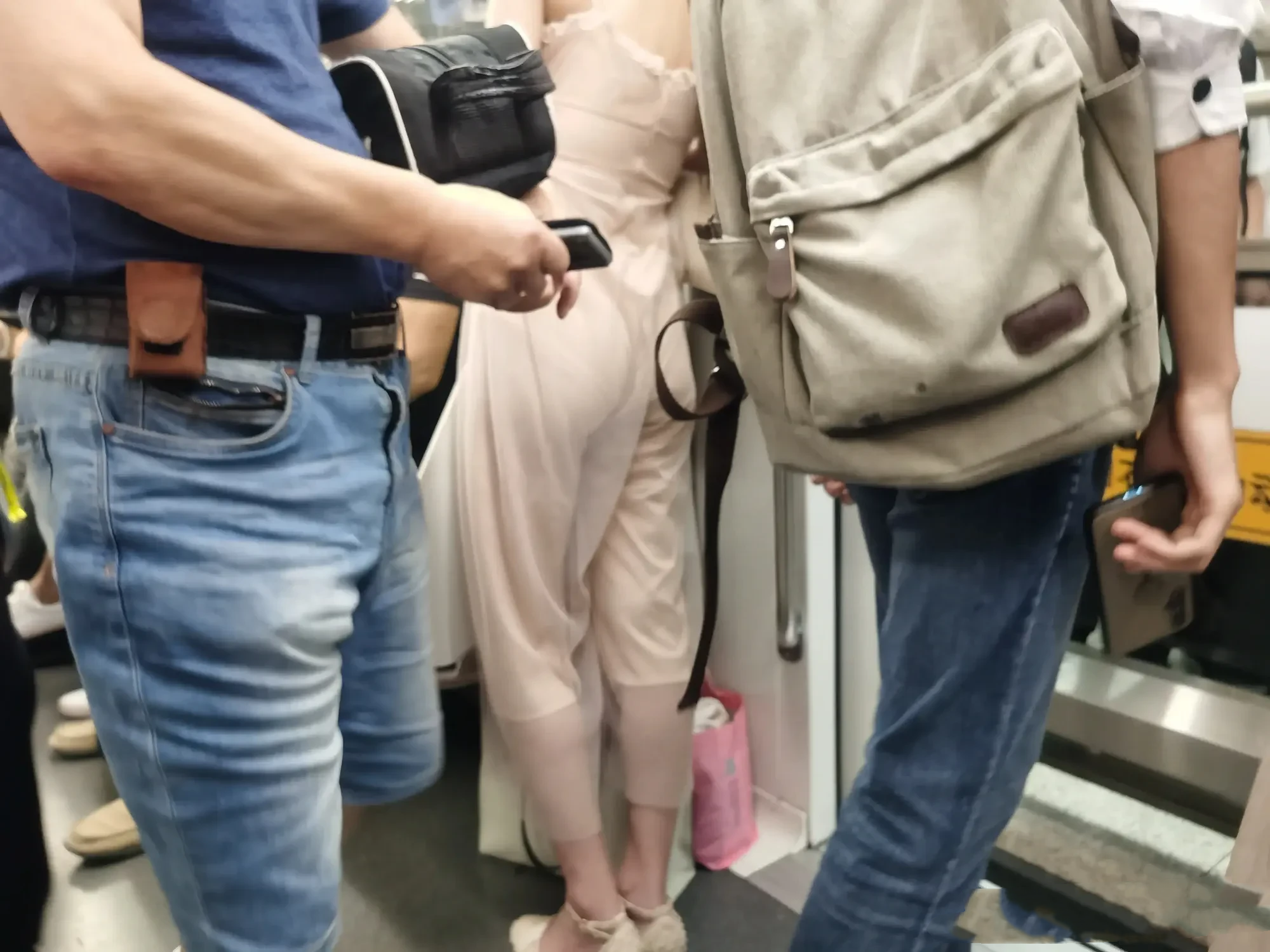 如今的女生都这么敢穿吗？上海真是不简单呐