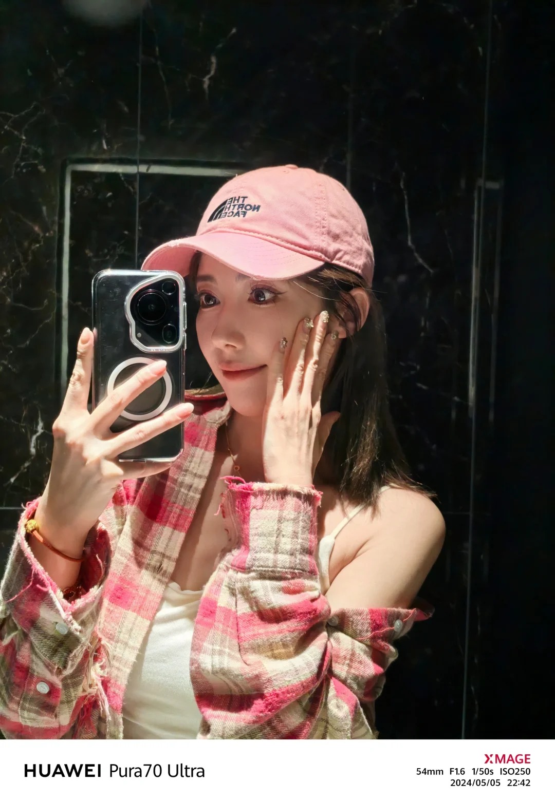 假期美照偷偷发
学迪丽热巴对镜拍
