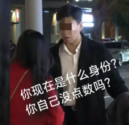 男子工作表现优异，年终奖给了8万，到手后，给父母5万，女朋友1万。女朋友不满意了