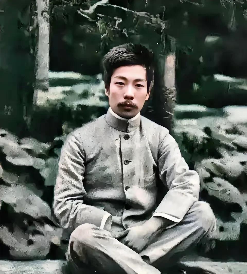 1909年一位28岁的青年在在杭州的浙江两级师范学堂任教。只见他穿着一身中山装，